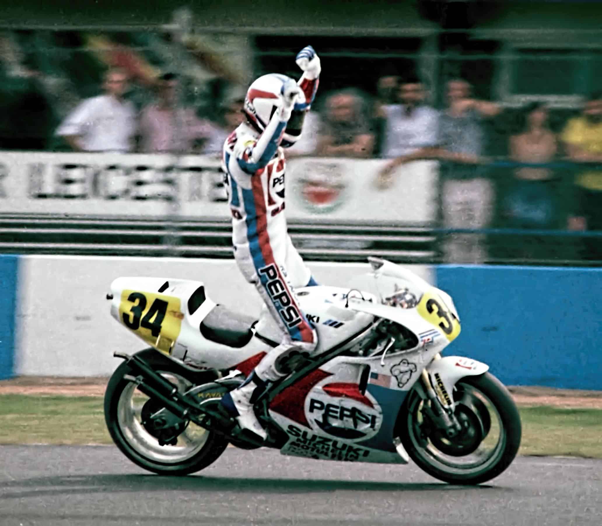 Kevin Schwantz merayakan kemenangan di Grand Prix Inggris 1989 dengan Suzuki Pepsi