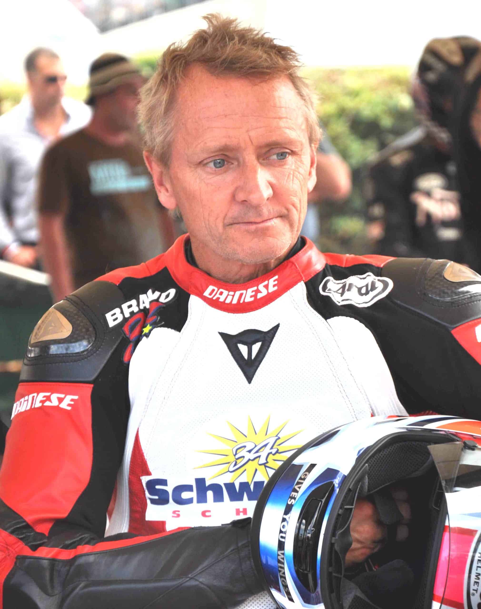 Kevin Schwantz pada 2010, dengan pakaian balap sekolah berkendaranya