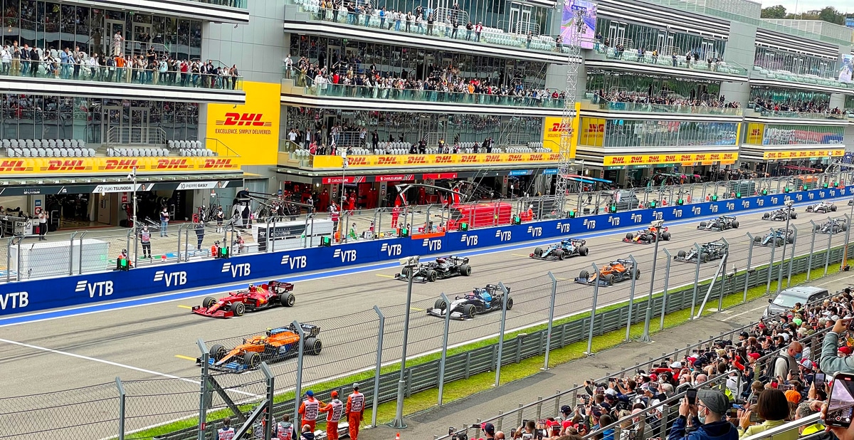 Pubblicità a bordo pista: la partenza di un Gran Premio di Formula 1 con i cartelloni lungo il rettilineo