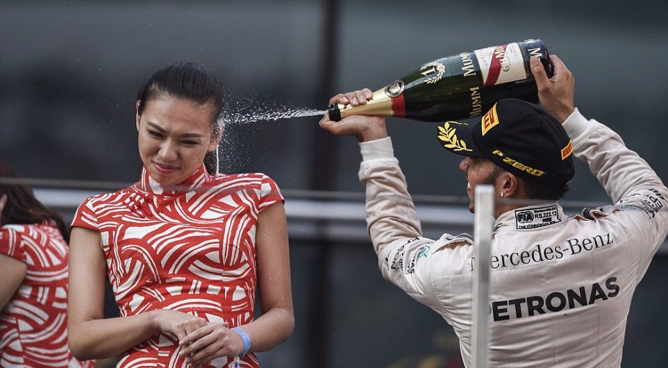 hamiton-champagne-grid-girl