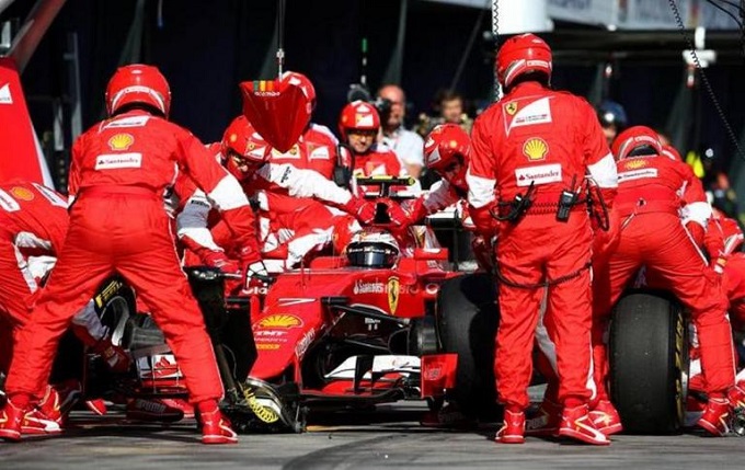 Kimi-Raikkonen-Ferrari-pit-stop