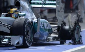 esplosione-gomma-pirelli-silverstone-f1-2013