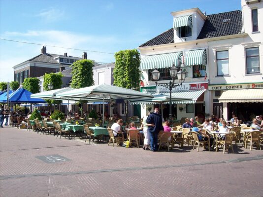 Caf&eacute;-Tische im Freien auf einem Platz im Zentrum von Assen