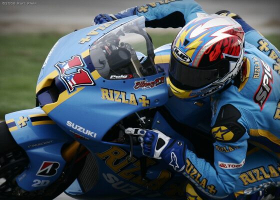 Ben Spies 於 2008 年在印第安納波利斯騎著 MotoGP 的 Rizla Suzuki