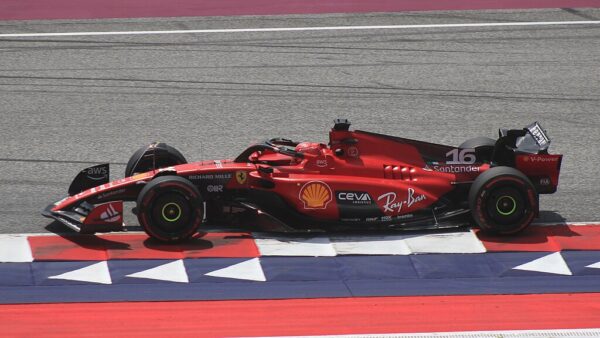 Charles Leclerc in pista con la Ferrari numero 16