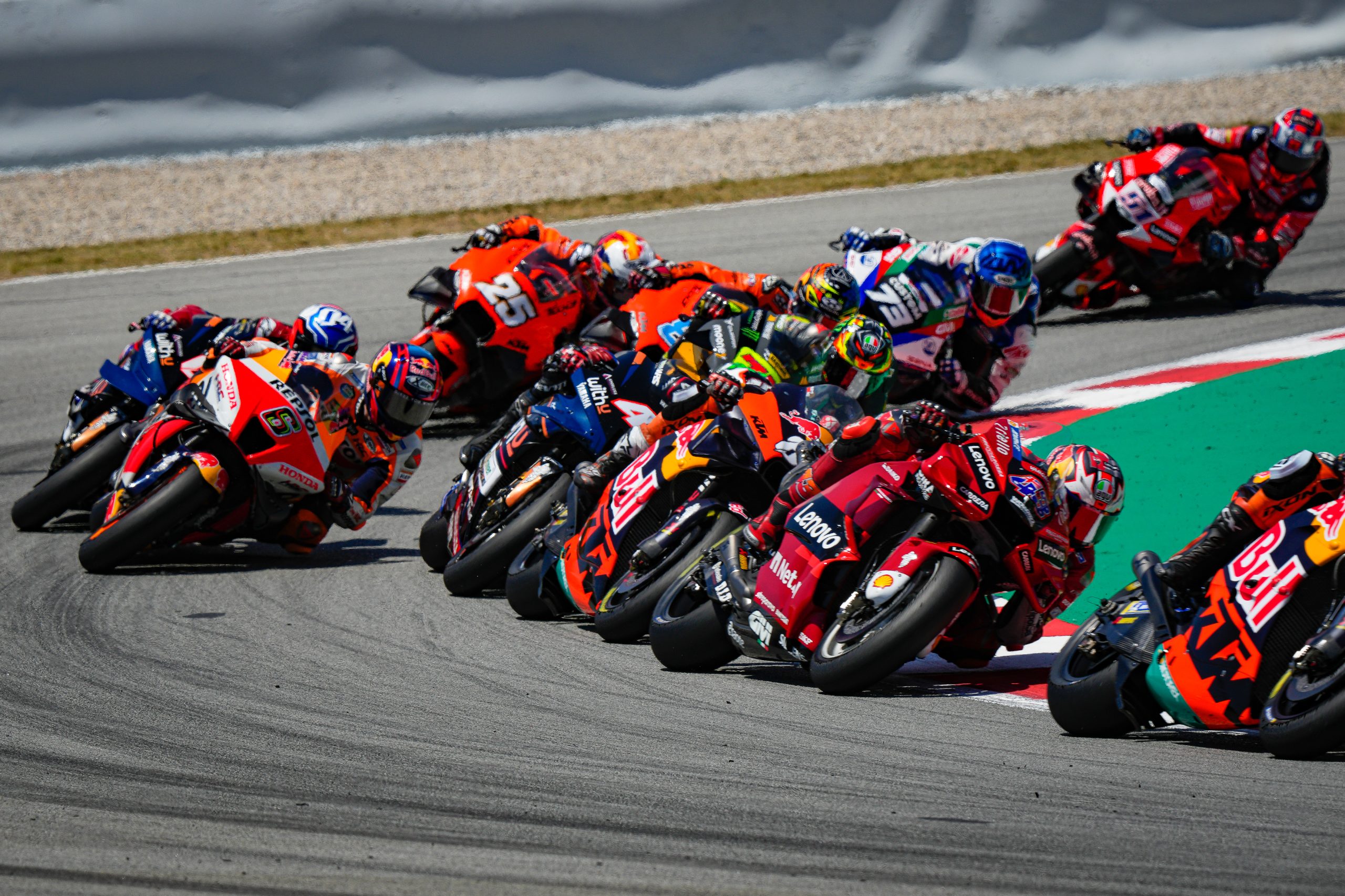 Eine Gruppe von MotoGP-Motorr&auml;dern in einer Kurve w&auml;hrend eines Grand Prix