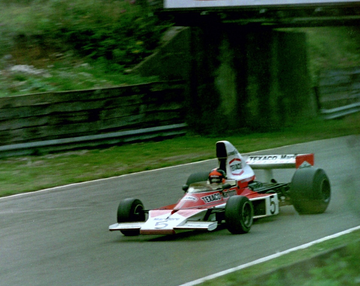 McLaren M23 nomor 5 milik Emerson Fittipaldi di Brands Hatch pada Grand Prix Inggris 1974