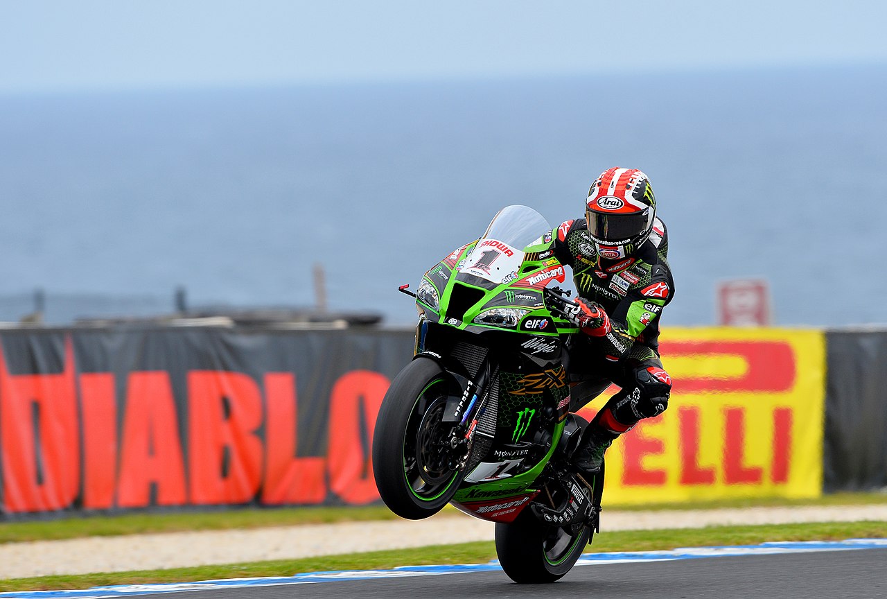 Jonathan Rea 騎著超級摩托車世界冠軍的 1 號 Kawasaki 拉起前輪
