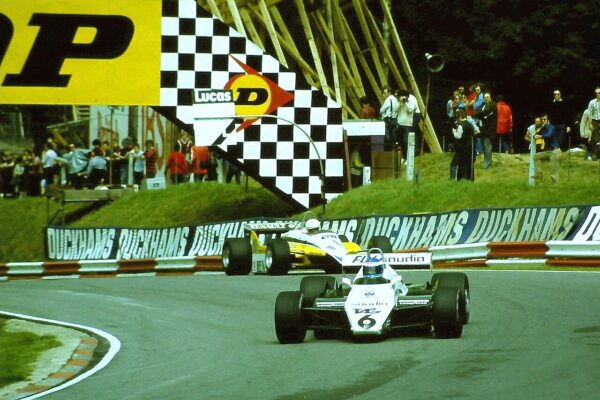 Keke Rosberg dengan Williams FW08 di depan Renault Ren&eacute; Arnoux di Brands Hatch pada 1982