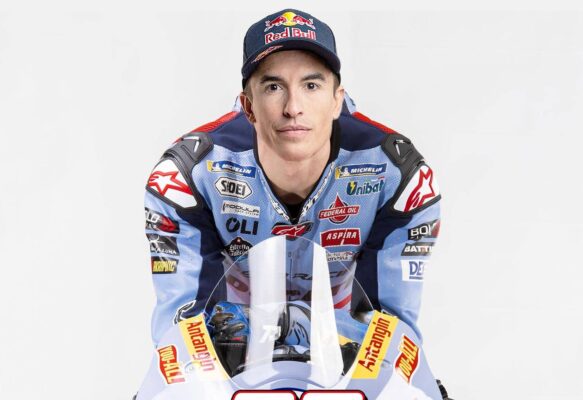 身穿 Gresini Racing 賽車服的 Marc Marquez 伏在他的 Ducati 整流罩後方