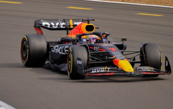 Max Verstappen in pista con la Red Bull numero 1