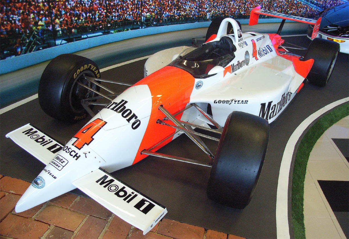 Sebuah Penske PC-22 Chevrolet berlivery Marlboro, dipamerkan di museum di depan tribun yang dilukis