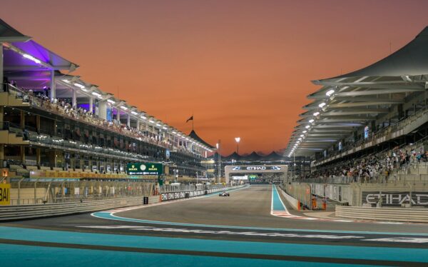 prosta toru Yas Marina o zachodzie słońca podczas Grand Prix Abu Zabi