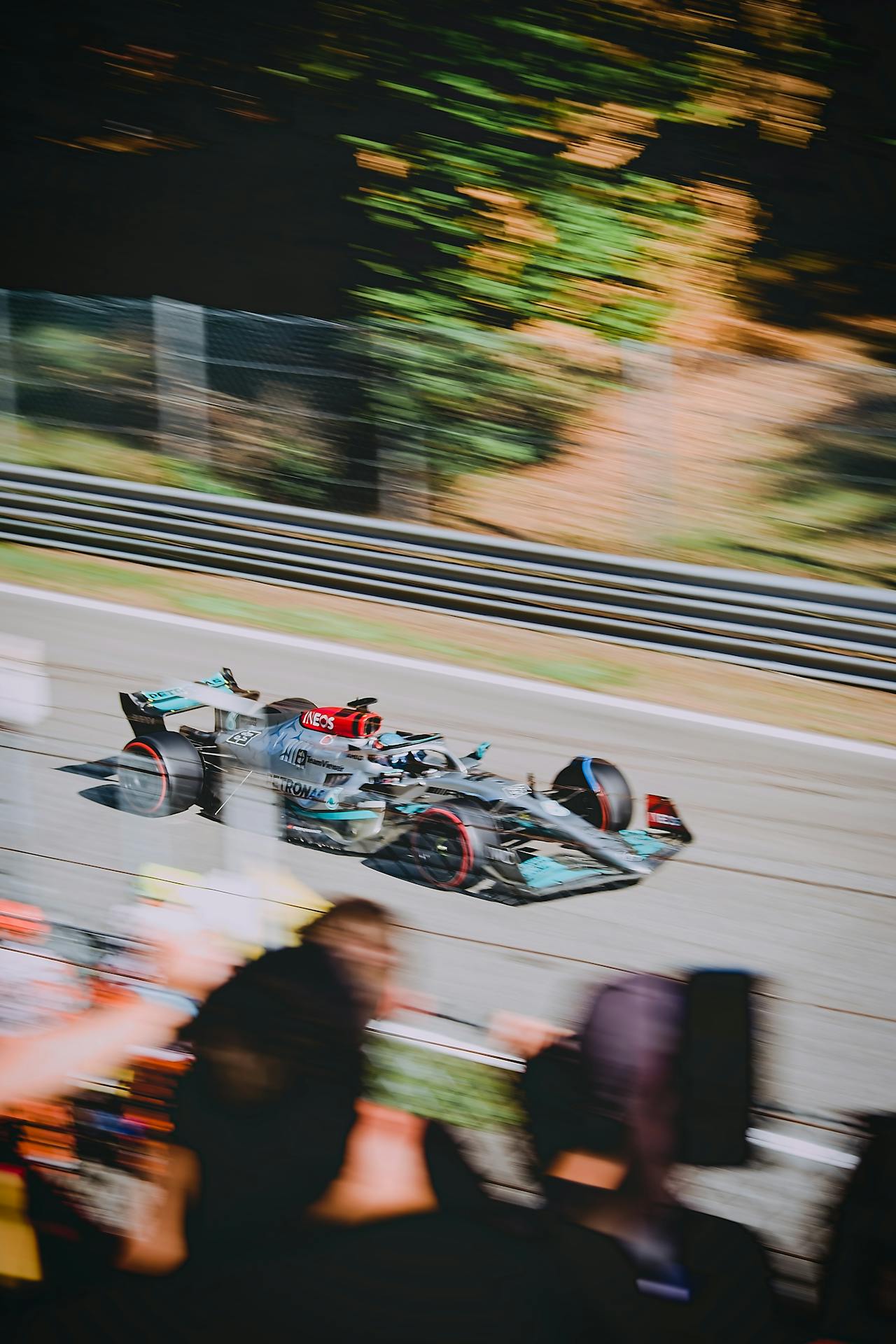 観客の前を猛スピードで走り抜けるメルセデスのF1マシン