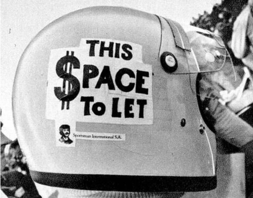 ヨッヘン・リントのものとされる古い写真に写る、This space to letのステッカーが貼られたヘルメット